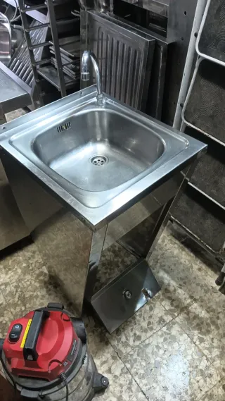 Lavamanos de acero con pulsador de pie