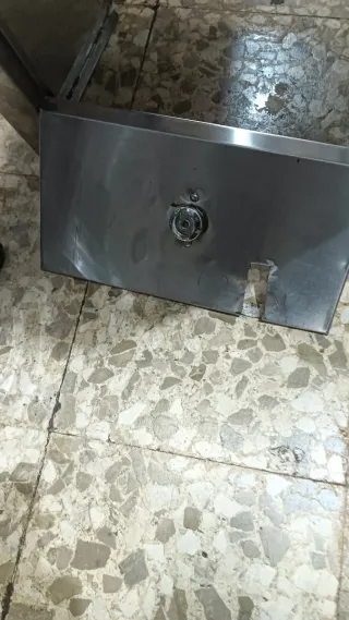 Lavamanos de acero con pulsador de pie