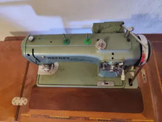 Máquina de coser antigua Refrey Transforma
