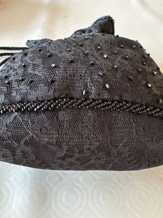 Pochette nera in pizzo con perline