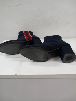 Botines azul marino con detalles rojos