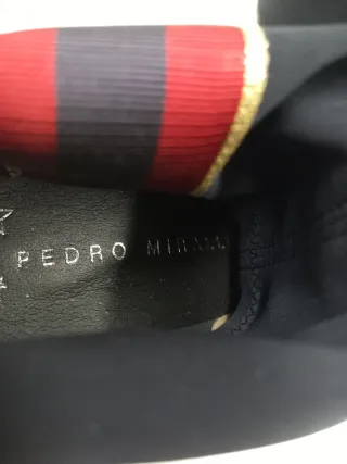 Botines azul marino con detalles rojos