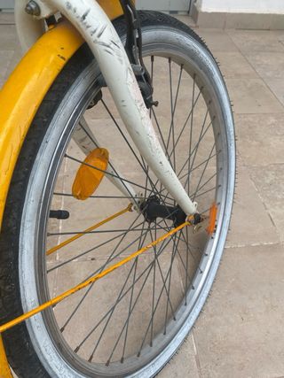 Bicicleta infantil blanca y amarilla