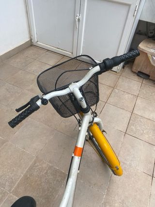 Bicicleta infantil blanca y amarilla