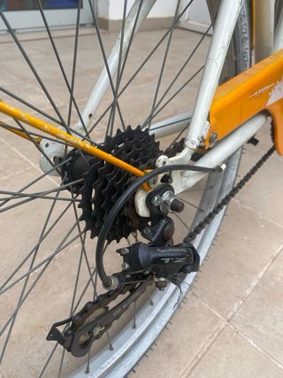 Bicicleta infantil blanca y amarilla