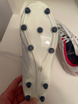 Botas de fútbol Umbro blancas y rojas Talla 33,5