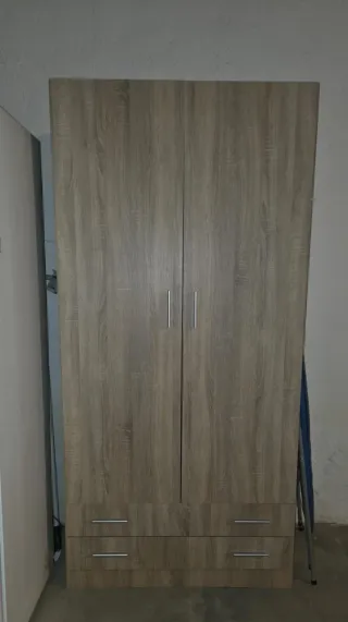 Armario de madera color beige y marrón