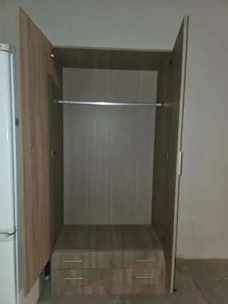 Armario de madera color beige y marrón