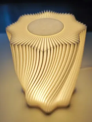 Lampada stampata in 3d con regolazione dei colori