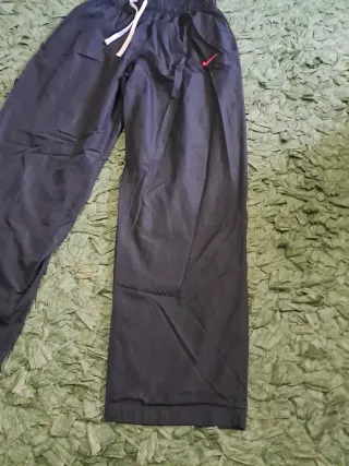 Conjunto deportivo Nike rojo y negro