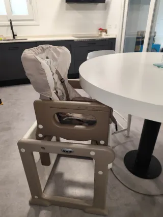 Trona bebé,niño. Convertible en mesa
