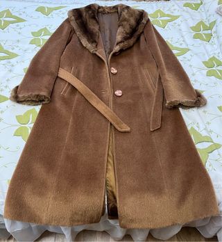 Abrigo largo marrón con cuello de pelo
