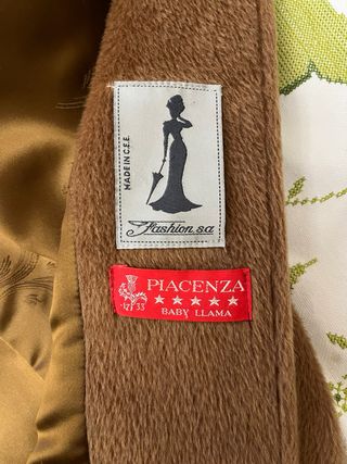 Abrigo largo marrón con cuello de pelo