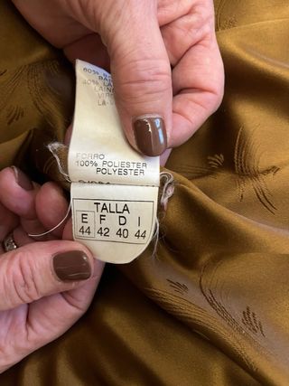 Abrigo largo marrón con cuello de pelo