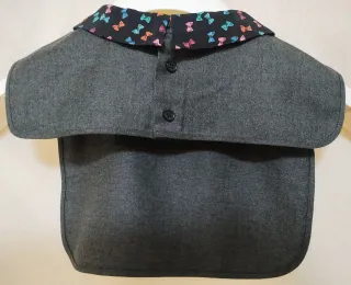 Cuello desmontable gris con lazos