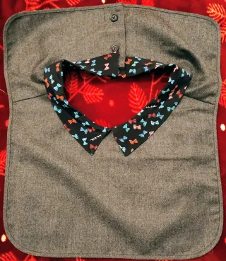 Cuello desmontable gris con lazos