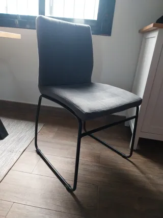 Juego de 4 sillas de comedor gris y negra.