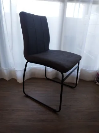 Juego de 4 sillas de comedor gris y negra.