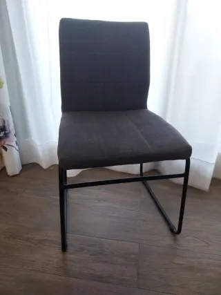 Juego de 4 sillas de comedor gris y negra.