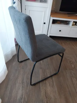 Juego de 4 sillas de comedor gris y negra.