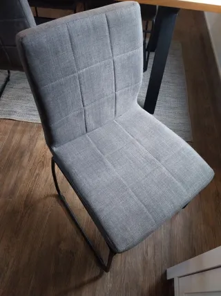 Juego de 4 sillas de comedor gris y negra.