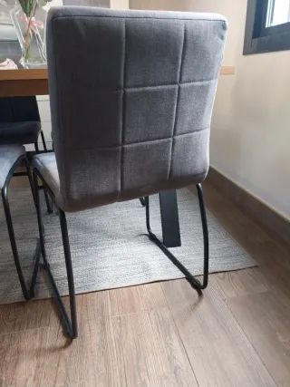 Juego de 4 sillas de comedor gris y negra.