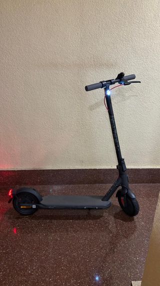 Patinete Eléctrico Negro con Casco includo