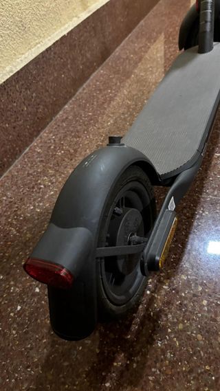 Patinete Eléctrico Negro con Casco includo