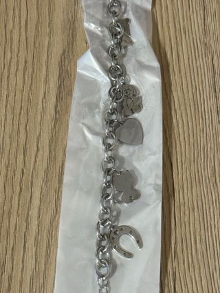 Bracciale con ciondoli.