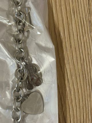 Bracciale con ciondoli.