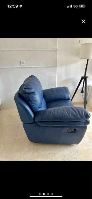Sofás reclinables de piel azul. negociable