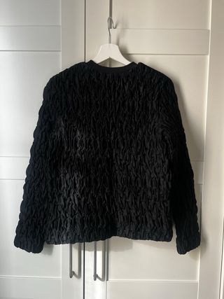 Top COS negro texturizado