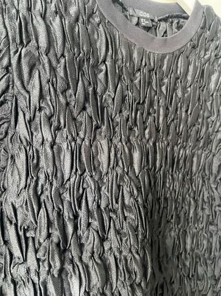 Top COS negro texturizado