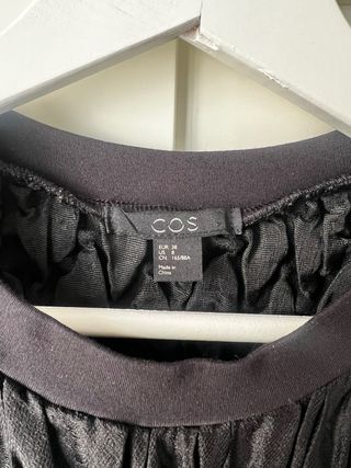 Top COS negro texturizado