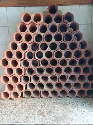 Botelleros de barro hexagonales.
