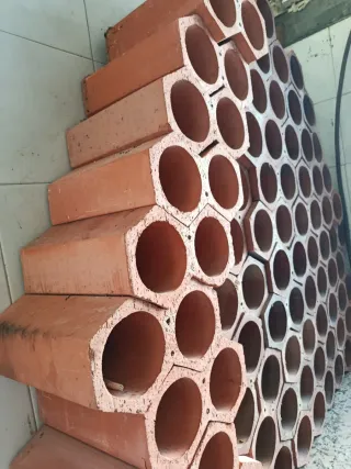 Botelleros de barro hexagonales.
