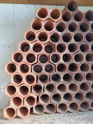 Botelleros de barro hexagonales.