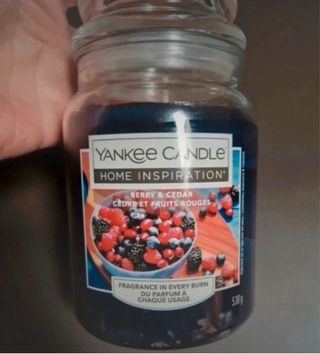 Yankee Candle Berry & Cedar profumata