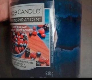 Yankee Candle Berry & Cedar profumata