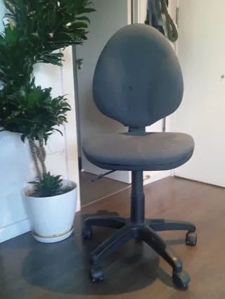 Silla de oficina con ruedas