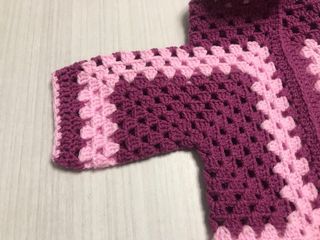 Golfino bimba uncinetto viola e rosa