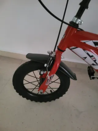 Bicicleta infantil roja 2 años
