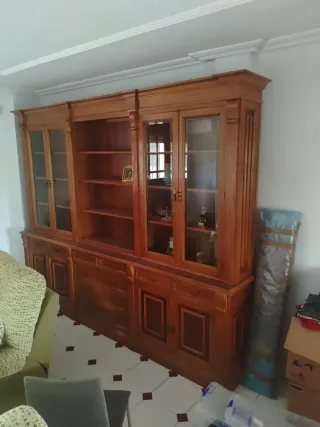 Librería de madera y cristal