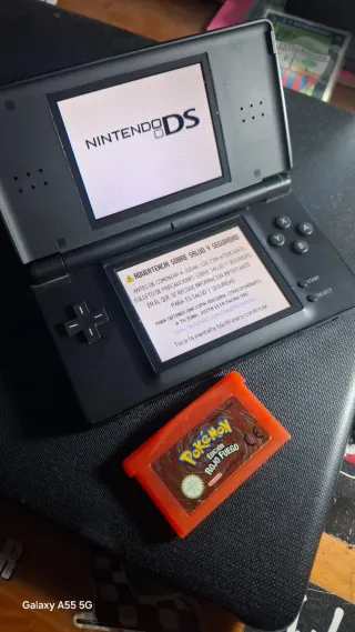 Nintendo DS Negra + Pokémon Rojo Fuego