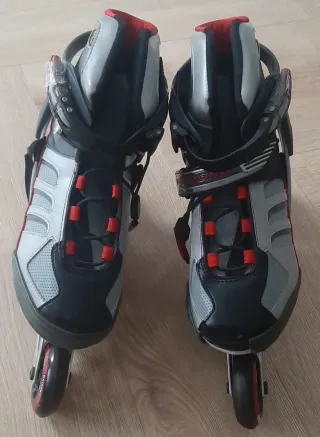 Patines en línea con protecciones de la mano