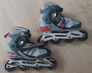 Patines en línea con protecciones de la mano