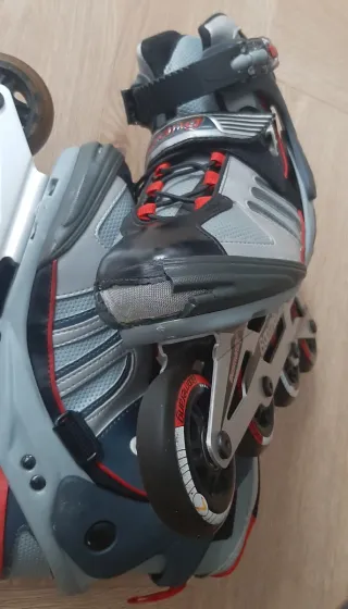 Patines en línea con protecciones de la mano