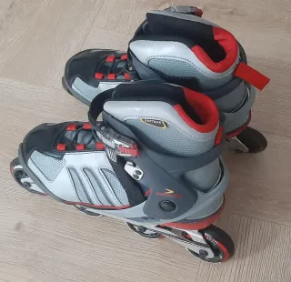 Patines en línea con protecciones de la mano