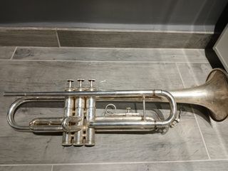 Trompeta con su estuche/maleta