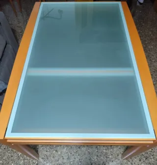 Mesa de comedor cristal y madera.